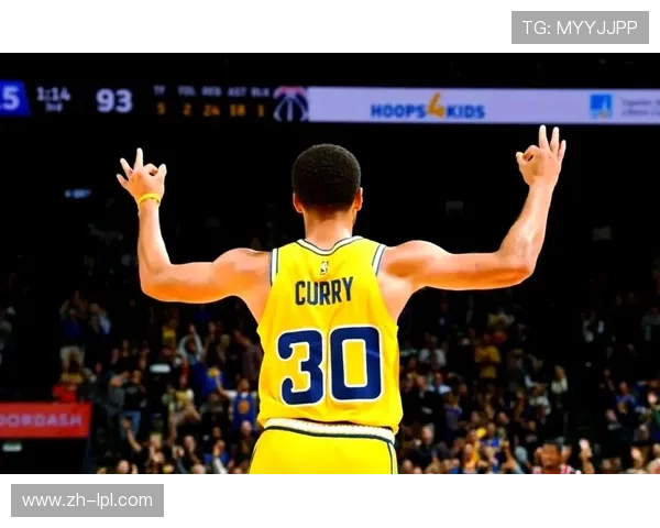 库里场边为替补鼓掌,普尔命中超远三分 库里场边为替补鼓掌,普尔命中超远三分